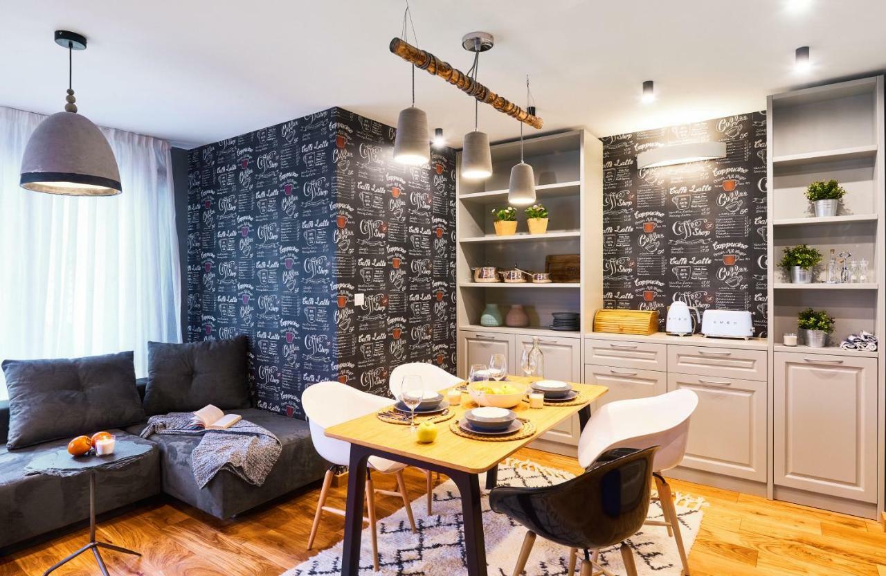Stylish And High-end Designer In Center Apartment