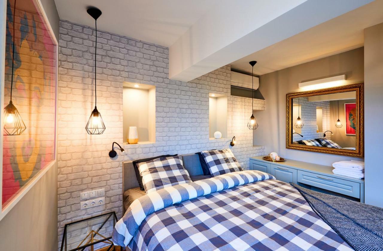 Stylish And High-end Designer In Center Apartment